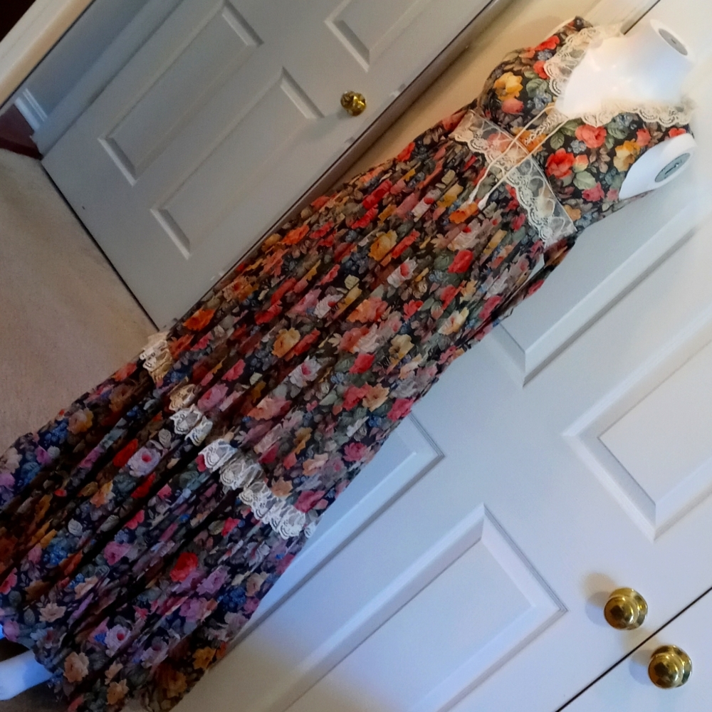 Vintage floral lace detail maxi dress